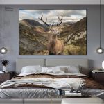 Tableau artistique représentant un cerf majestueux